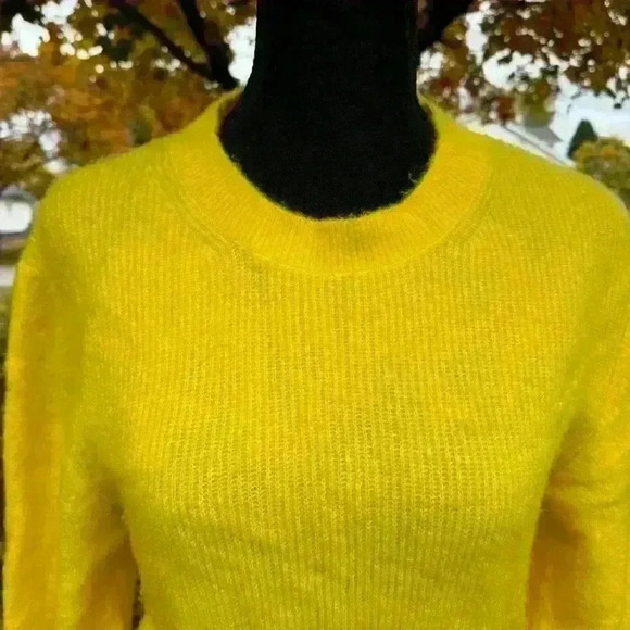 Banana Republic Yellow Wool Blend Long Sleeve Sweater Pullover Size Medium - Picture 2 of 4